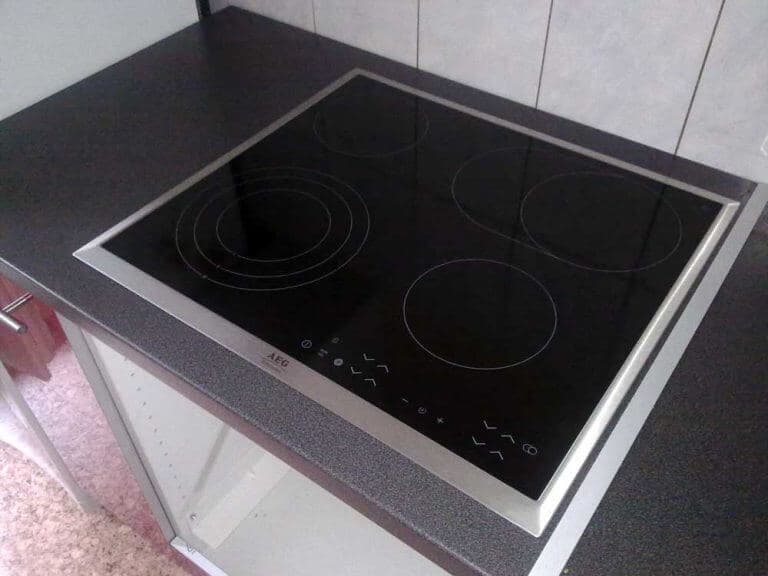 Установка варочной поверхности — встраиваемая панель AEG в столешнице