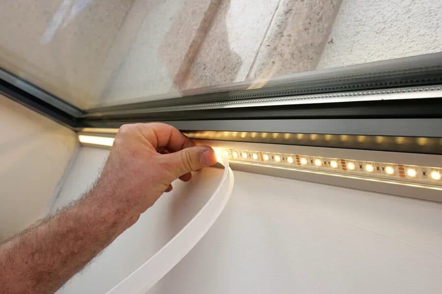 Монтаж LED-ленты — установка рассеивателя в алюминиевый профиль