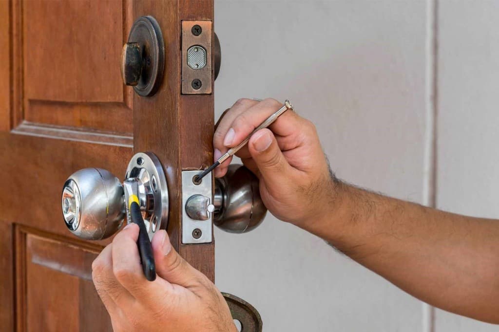 Замена дверной ручки — монтаж круглой ручки и защёлки