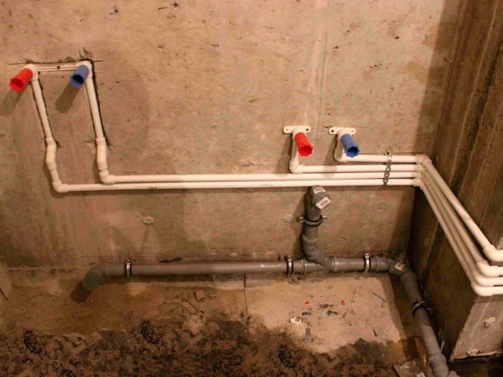 Разводка труб — водопровод и канализация на стене
